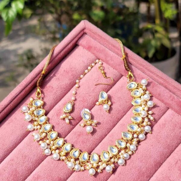 Kundon Jewellery Set With Tikli